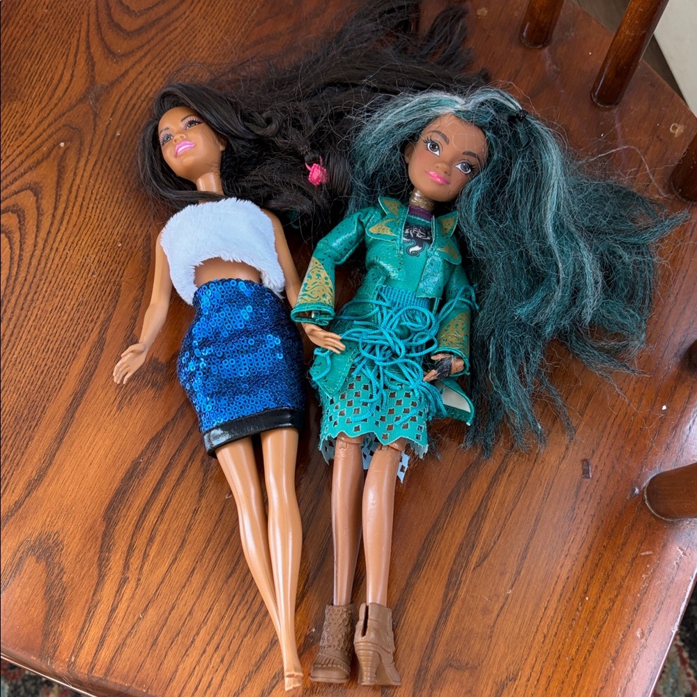 2 Barbies Bundle — Descendants & Glitter Barbie, Some Flaws